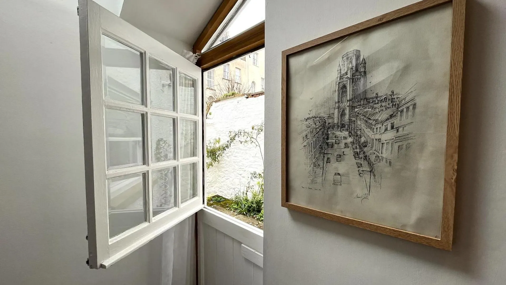 Harmonious Home In The Heart Of Clifton Village Bristol 0*,  United Kingdom