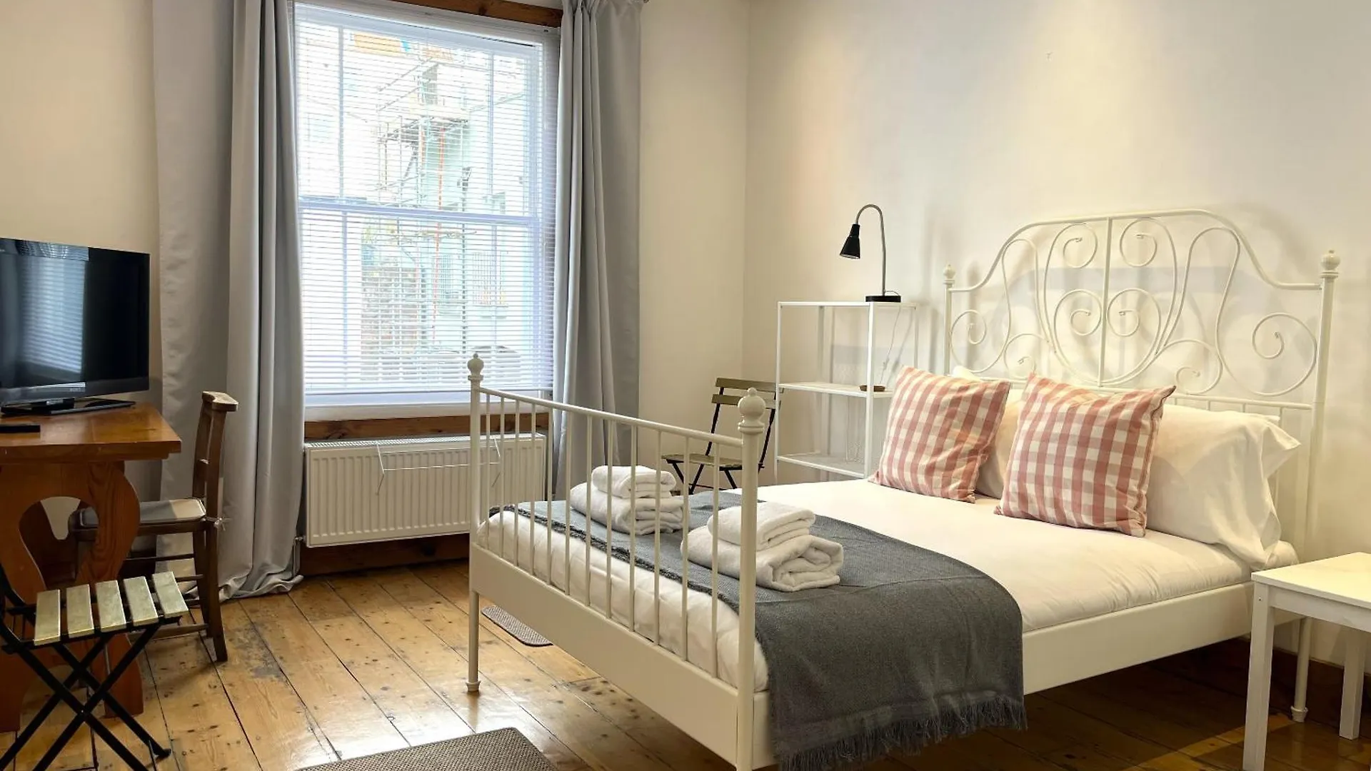 Harmonious Home In The Heart Of Clifton Village Bristol 0*,  United Kingdom