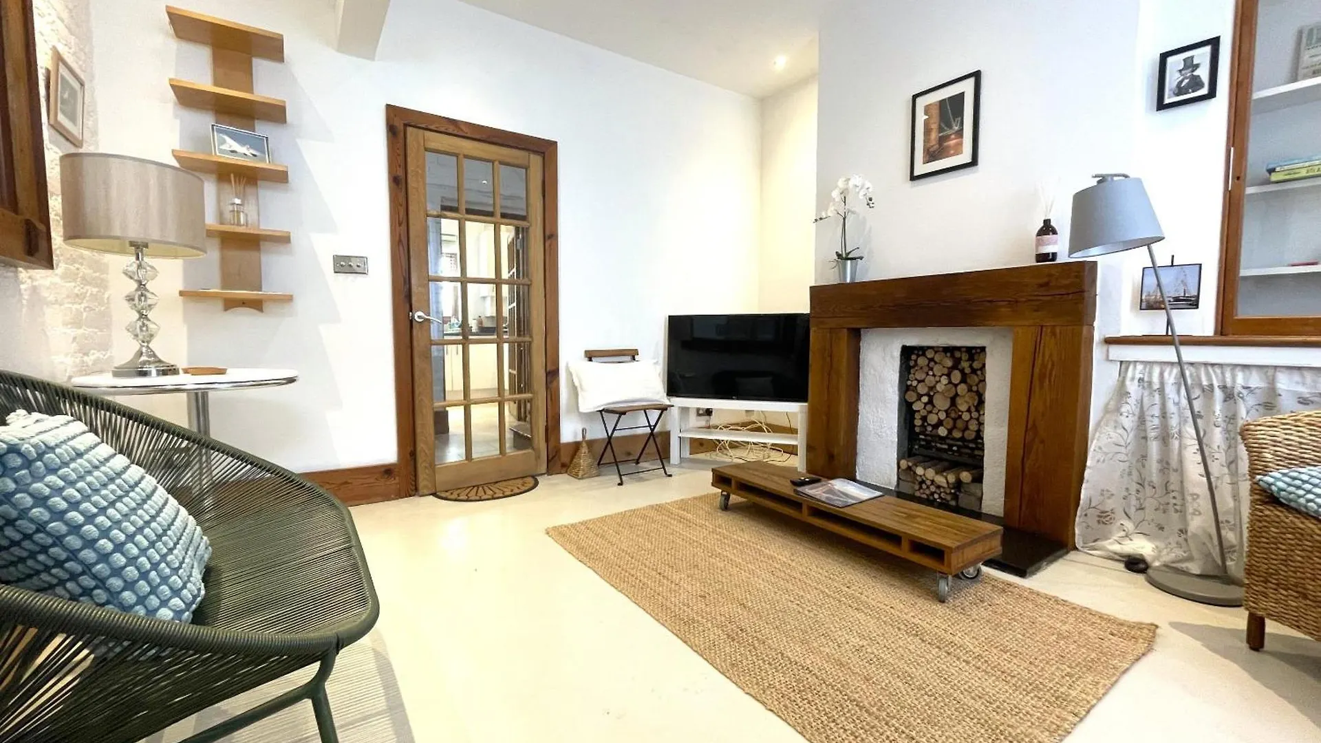 Harmonious Home In The Heart Of Clifton Village Bristol 0*,  United Kingdom